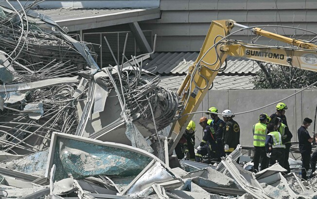 Rettungskräfte vor den Trümmern eines eingestürzten Gebäudes in Bangkok nach einem schweren Erdbeben am 28. März 2025.