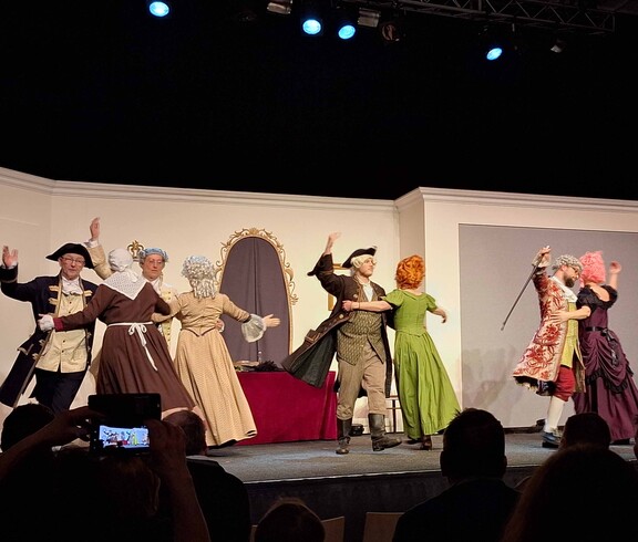 Mehrere Schauspieler-Paare tanzen mit Schwung auf der Bühne