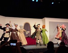 Mehrere Schauspieler-Paare tanzen mit Schwung auf der Bühne