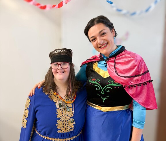 Zwei Frauen in orientalischen Kostümen