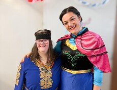 Zwei Frauen in orientalischen Kostümen