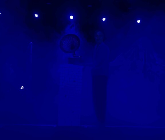 Mann mit Grammophon vor blauem Licht