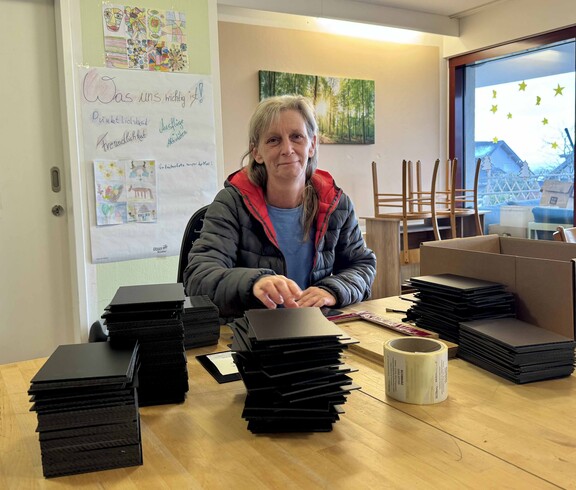 Frau beklebt Holzmuster mit dem richtigen Holznamen