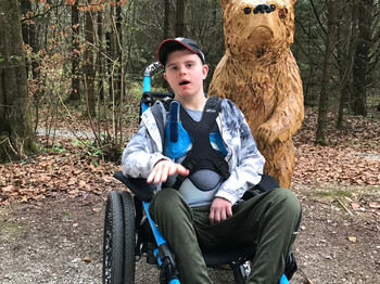 Junge im Rollstuhl