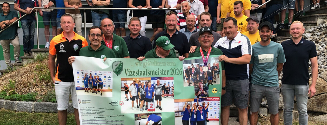 Viele Menschen und ein Transparent 
