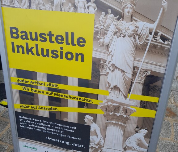 Plakat der Baustelle Inklusion in Wien 2025.