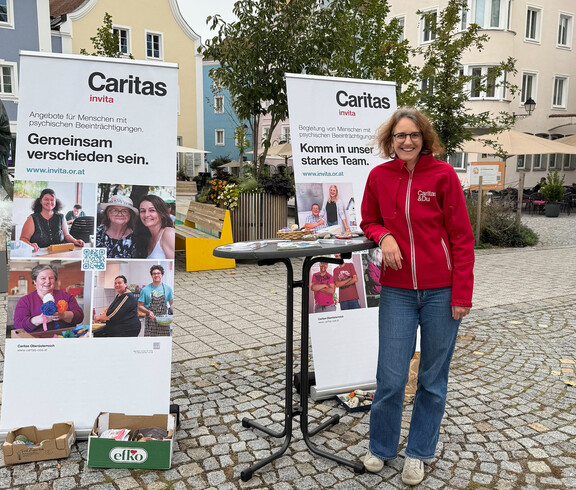Frau, Rollups, Tisch und Steine