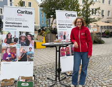 Frau, Rollups, Tisch und Steine