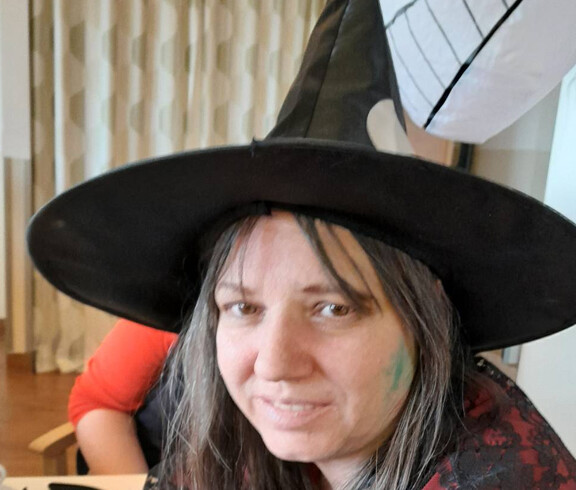 Eine verkleidete Frau