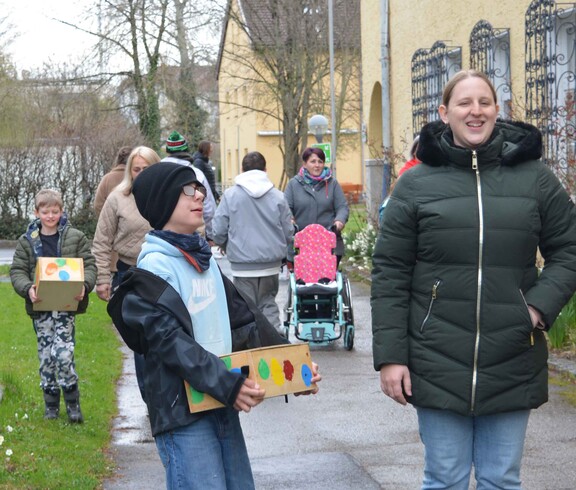 Kind hat das Osternest gefunden, daneben eine Frau