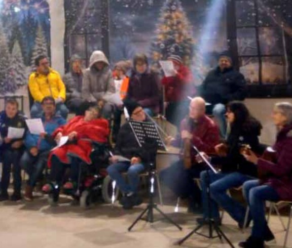 Ein Chor singt bei einer Weihnachtsveranstaltung.