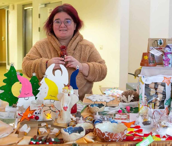 Frau vor Verkaufsstand