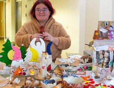 Frau vor Verkaufsstand