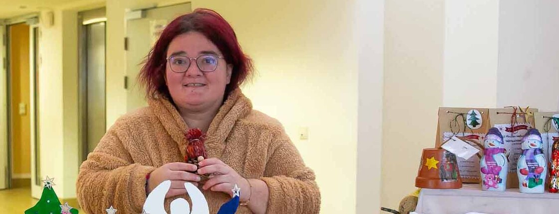 Frau vor Verkaufsstand