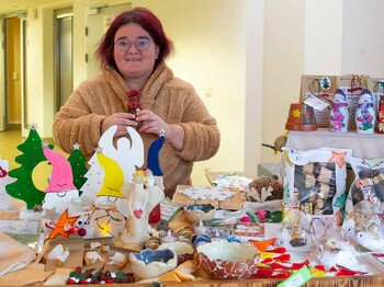 Frau vor Verkaufsstand