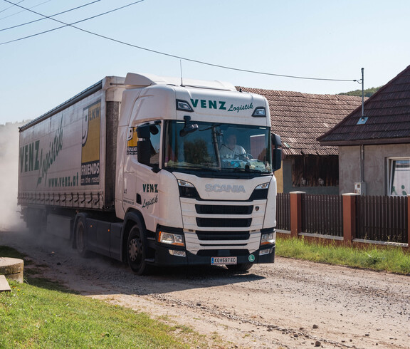 LKW fährt auf einer Landstraße