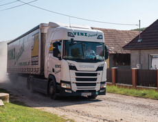 LKW fährt auf einer Landstraße