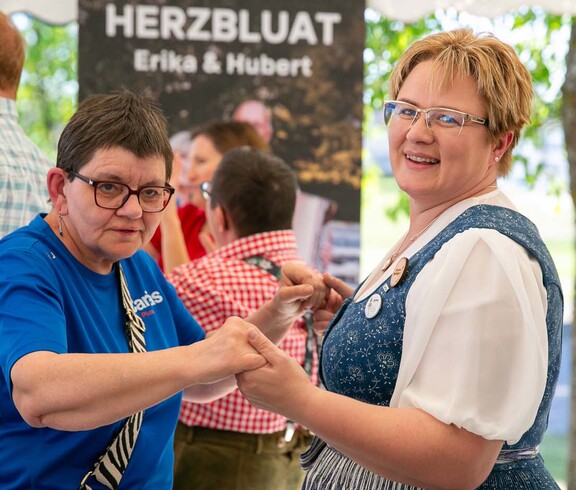 Mann und Frau tanzen auf einem Fest 