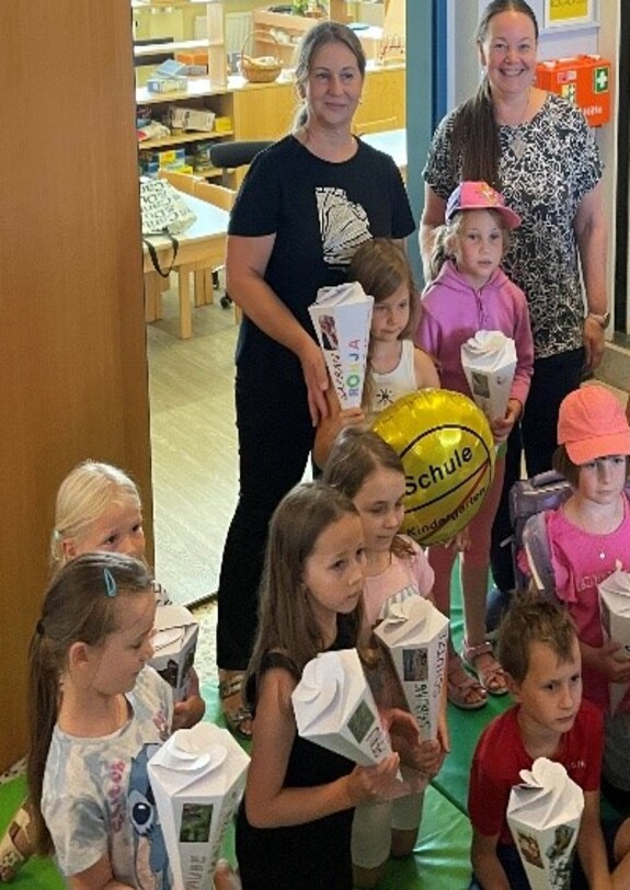 Viele Kinder mit Schultüten in der Hand.