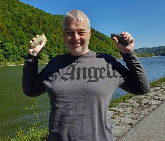 Mann mit zwei Steinen