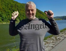 Mann mit zwei Steinen