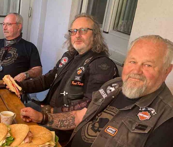 Drei Männer bei der Jause