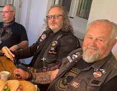 Drei Männer bei der Jause