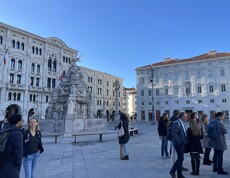 Foto im Freien auf einem historischen Platz in Trieste