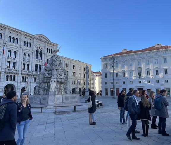 Foto im Freien auf einem historischen Platz in Trieste
