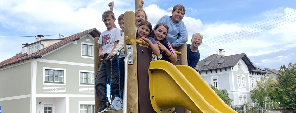 Kinder aus dem Caritas Hort auf einer Rutsche