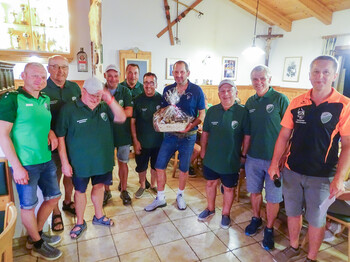 Gruppenfoto der teilnehmeneden Personen beim Stockschießen in einem Raum
