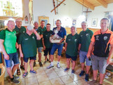 Gruppenfoto der teilnehmeneden Personen beim Stockschießen in einem Raum