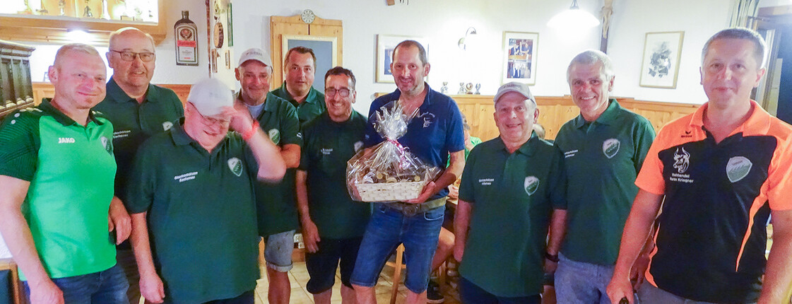 Gruppenfoto der teilnehmeneden Personen beim Stockschießen in einem Raum