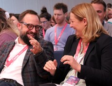 Ein Mann und eine Frau unterhalten sich mit viel Freude.