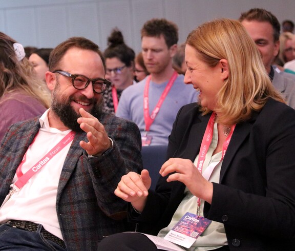 Ein Mann und eine Frau unterhalten sich mit viel Freude.