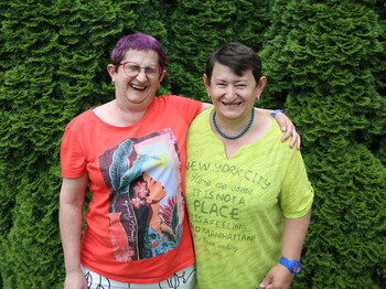 Am Foto: Regina Lindlbauer (re.) mit ihrer Schwester Monika Lindlbauer.