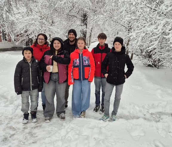 Kinder- und Jugendgruppe in verschneiter Landschaft
