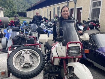 Frau in Beiwagenmaschine