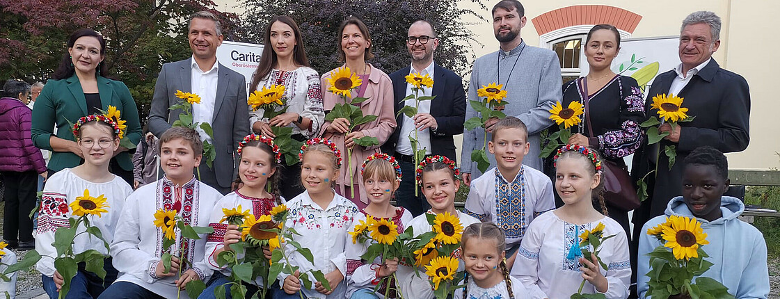 Erwachsene und Kinder mit Sonnenblumen