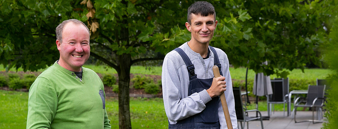 Ermin, der junge Mann aus Bosnien, bei der Gartenarbeit.