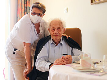 Hans Loidl mit Tochter Martina. Der heute 97-Jährige war Caritas-Mitarbeiter der ersten Stunde von 1946 bis 1987; seine Tochter arbeitet als Wohnbereichsleiterin im Caritas-Seniorenwohnhaus Karl Borromäus.