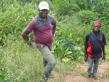 Dr. Ambrose Osakwe wurde 1958 in Nigeria geboren. Er zog früh nach Österreich und studierte und lehrte an der BOKU in Wien. Für die Caritas Österreich betreut er als Landwirtschaftsexperte unsere Projekte im Kongo und in Burundi. Nachdem er einen Großteil seines Lebens in Österreich verbracht hat, lebt er einigen Jahren in Uganda: Neben der Projektbegleitung für die Caritas entwickelt er dort eigene landwirtschaftliche Projekte, wie z.B. eine biologische Solartrocknung für Mangos.