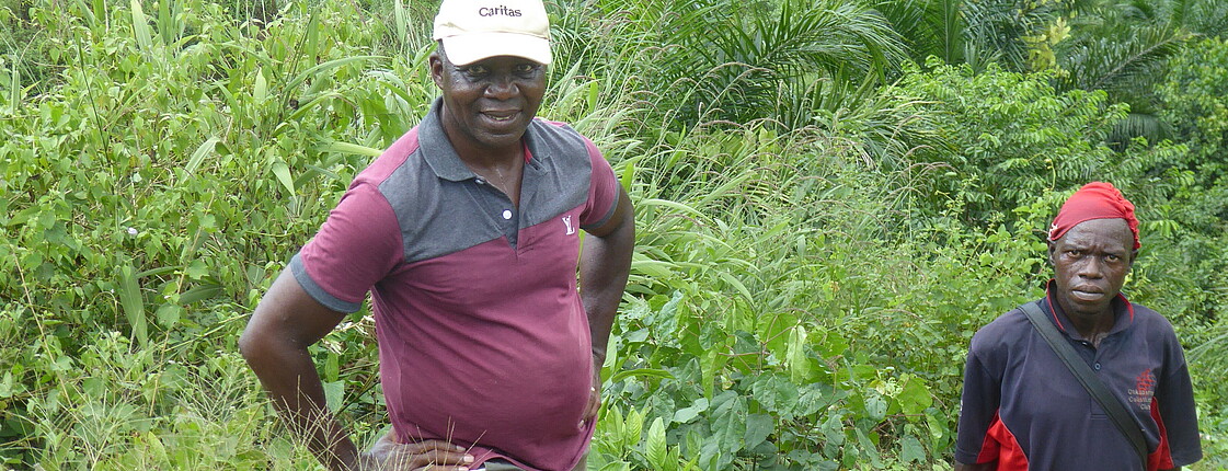 Dr. Ambrose Osakwe wurde 1958 in Nigeria geboren. Er zog früh nach Österreich und studierte und lehrte an der BOKU in Wien. Für die Caritas Österreich betreut er als Landwirtschaftsexperte unsere Projekte im Kongo und in Burundi. Nachdem er einen Großteil seines Lebens in Österreich verbracht hat, lebt er einigen Jahren in Uganda: Neben der Projektbegleitung für die Caritas entwickelt er dort eigene landwirtschaftliche Projekte, wie z.B. eine biologische Solartrocknung für Mangos.