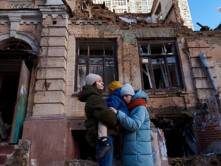 Vom Krieg betroffene Familie in Kyjiw
