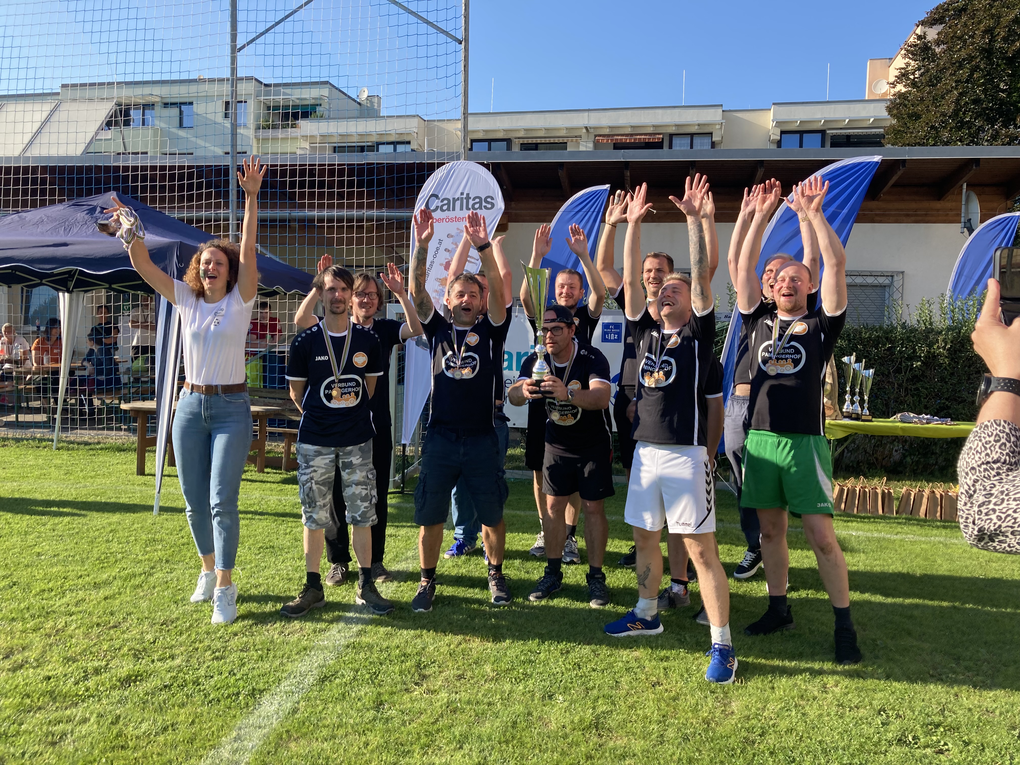 Das Siegeteam des Cups mit Hoch die Hände 